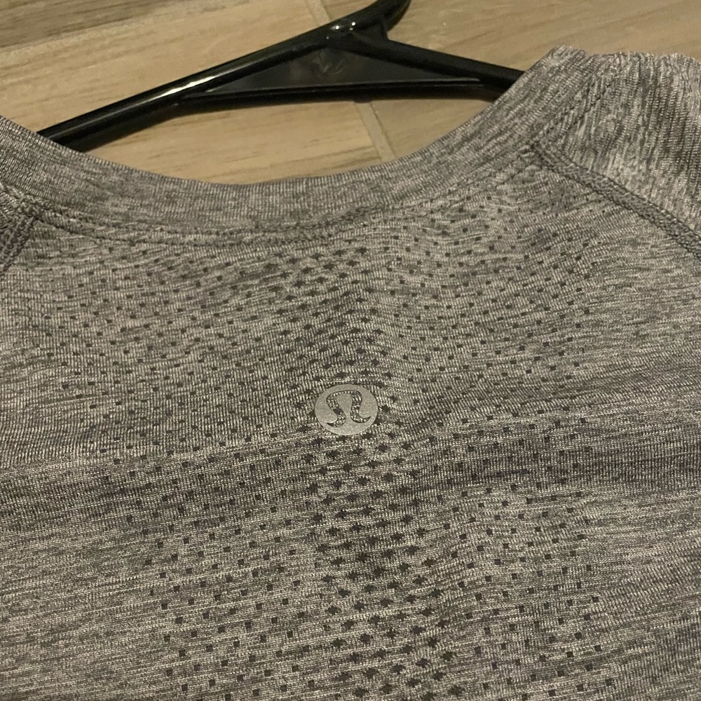 Lululemon swiftly tech long sleeve! Size 6!